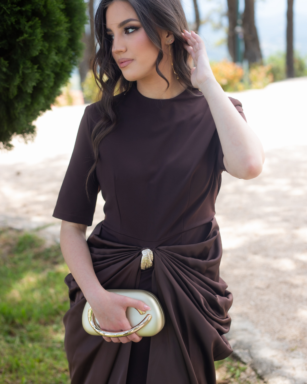 zena_nosi_elegantnu_bijelu_haljinu_bianca_grace_s_drapiranim_detaljima