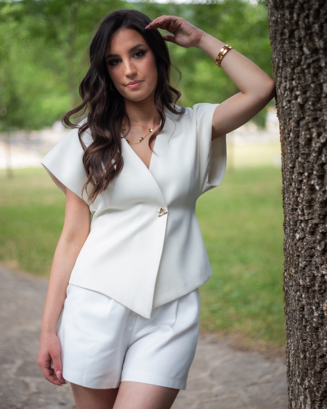 zena_nosi_elegantni_krem_prsluk_cream_essence