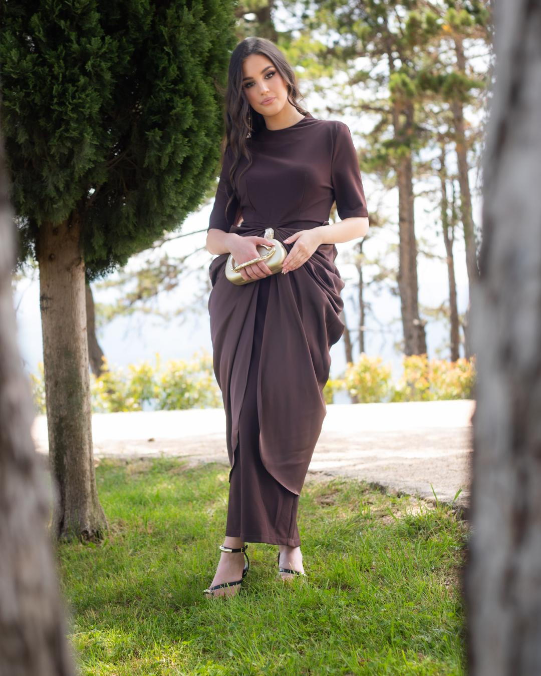 zena_nosi_elegantnu_bijelu_haljinu_bianca_grace_s_drapiranim_detaljima