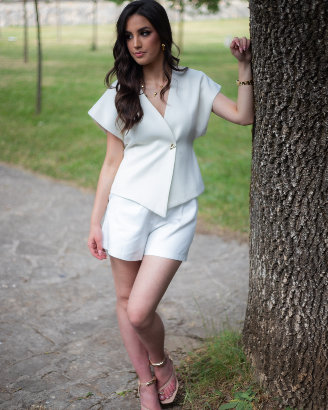 zena_nosi_elegantni_krem_prsluk_cream_essence