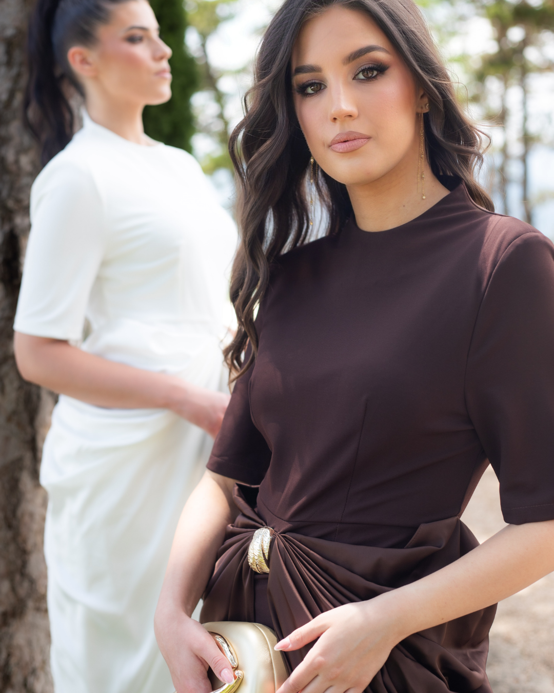 zena_nosi_elegantnu_bijelu_haljinu_bianca_grace_s_drapiranim_detaljima