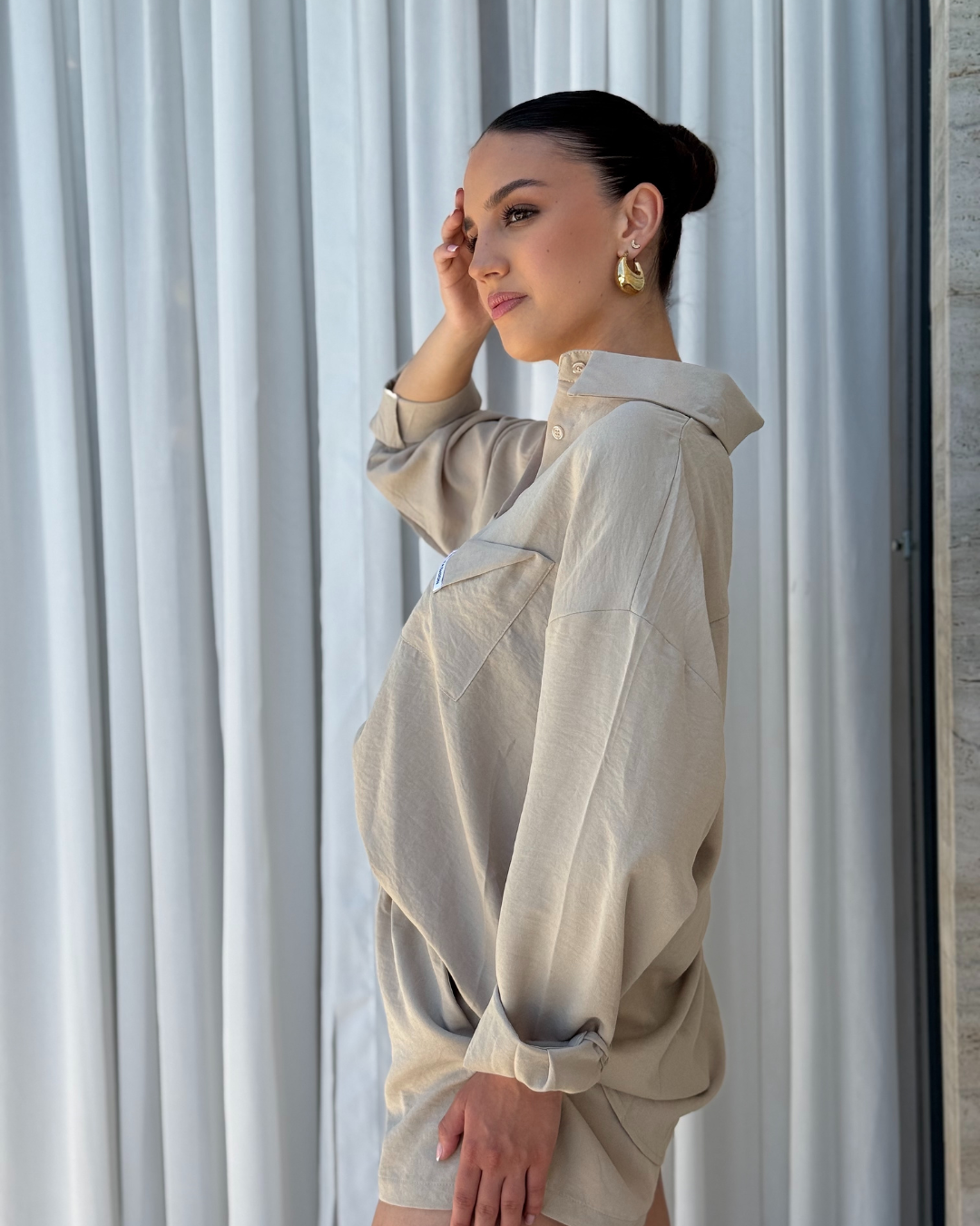 Alt tekst: Komplet Dolce Beige ženski komplet s oversized košuljom i kratkim hlačama.