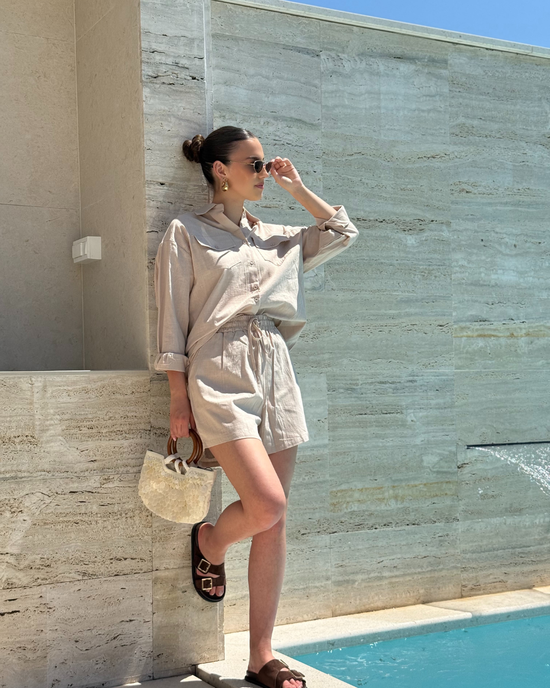 Ženski bež ljetni komplet Amalfi Beige s oversized košuljom i kratkim hlačama.