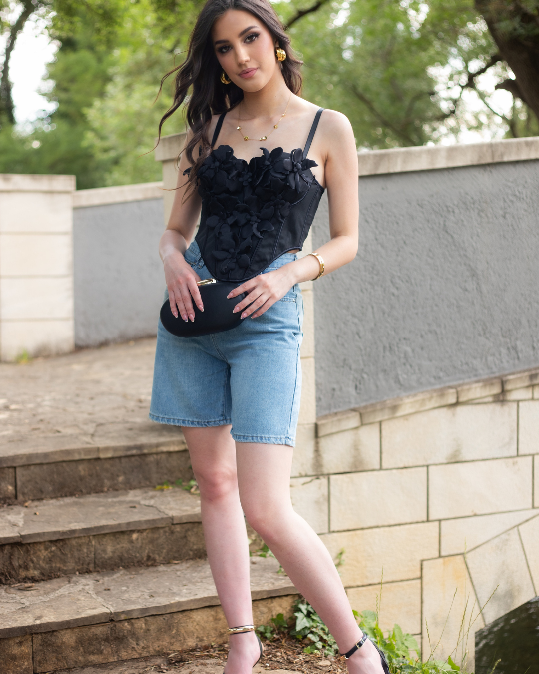 zena_nosi_crni_korzet_top_midnight_blossom_s_cvjetnim_aplikacijama