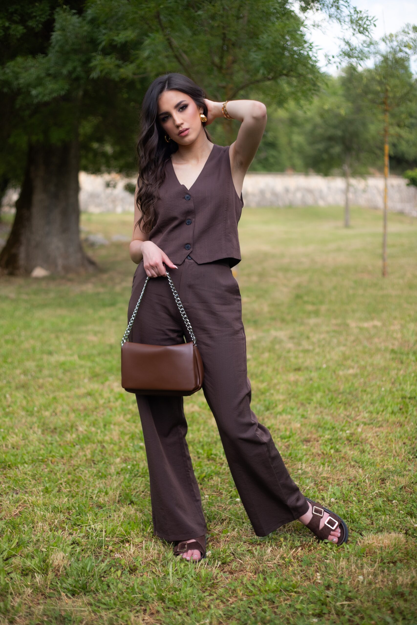 Model nosi smeđi komplet Mocha Chic koji se sastoji od strukiranog prsluka i širokih hlača visokog struka.