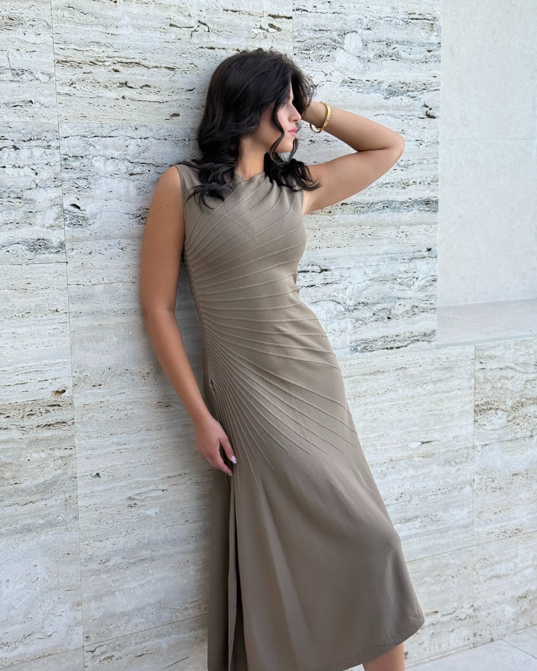 Haljina Aura elegantna midi haljina s naborima u taupe nijansi.