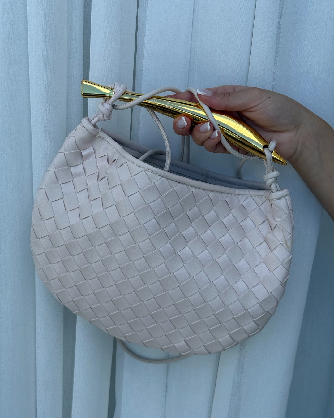 Torbica Ivory Weave bijela pletena ženska torbica elegantnog dizajna.