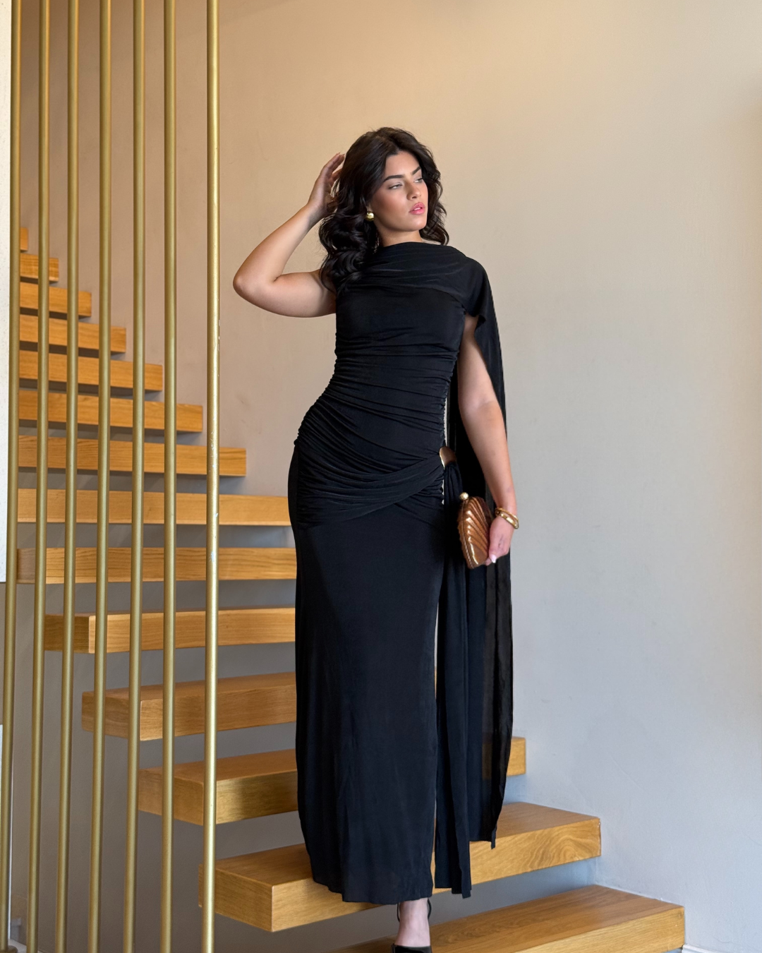 Haljina Noir Muse elegantna crna duga haljina sa šalom.