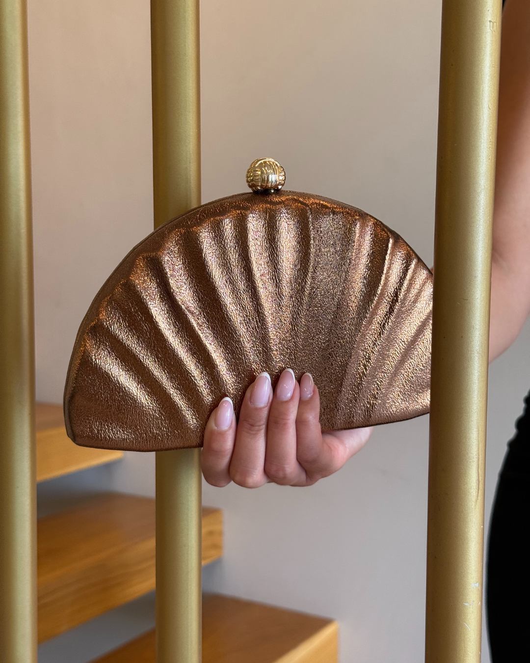 Torba Bronze Shell brončana elegantna clutch torbica.