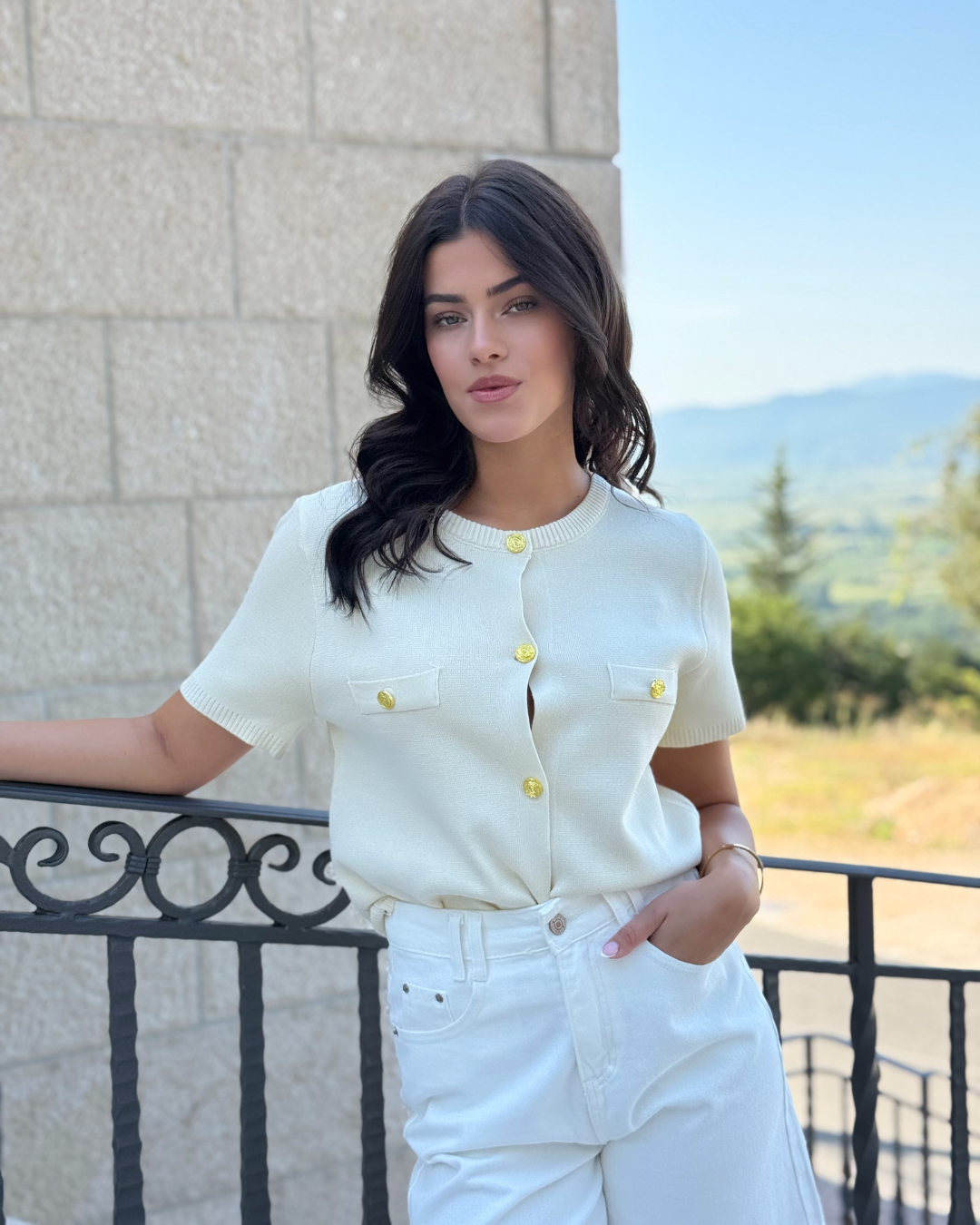 Vesta Ivory Elegance ivory pletena ženska vesta sa zlatnim gumbima.