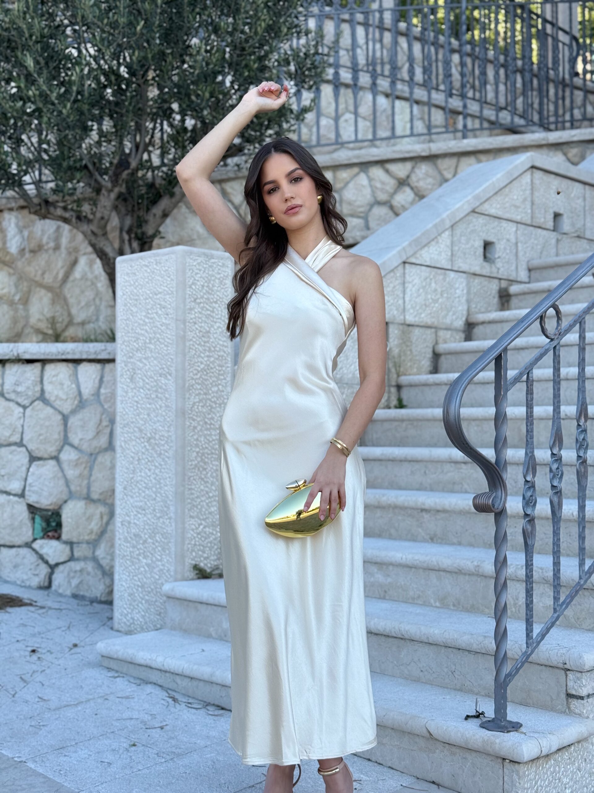 Haljina Pearl Glow elegantna duga satenska haljina u pearl nijansi s halter izrezom.