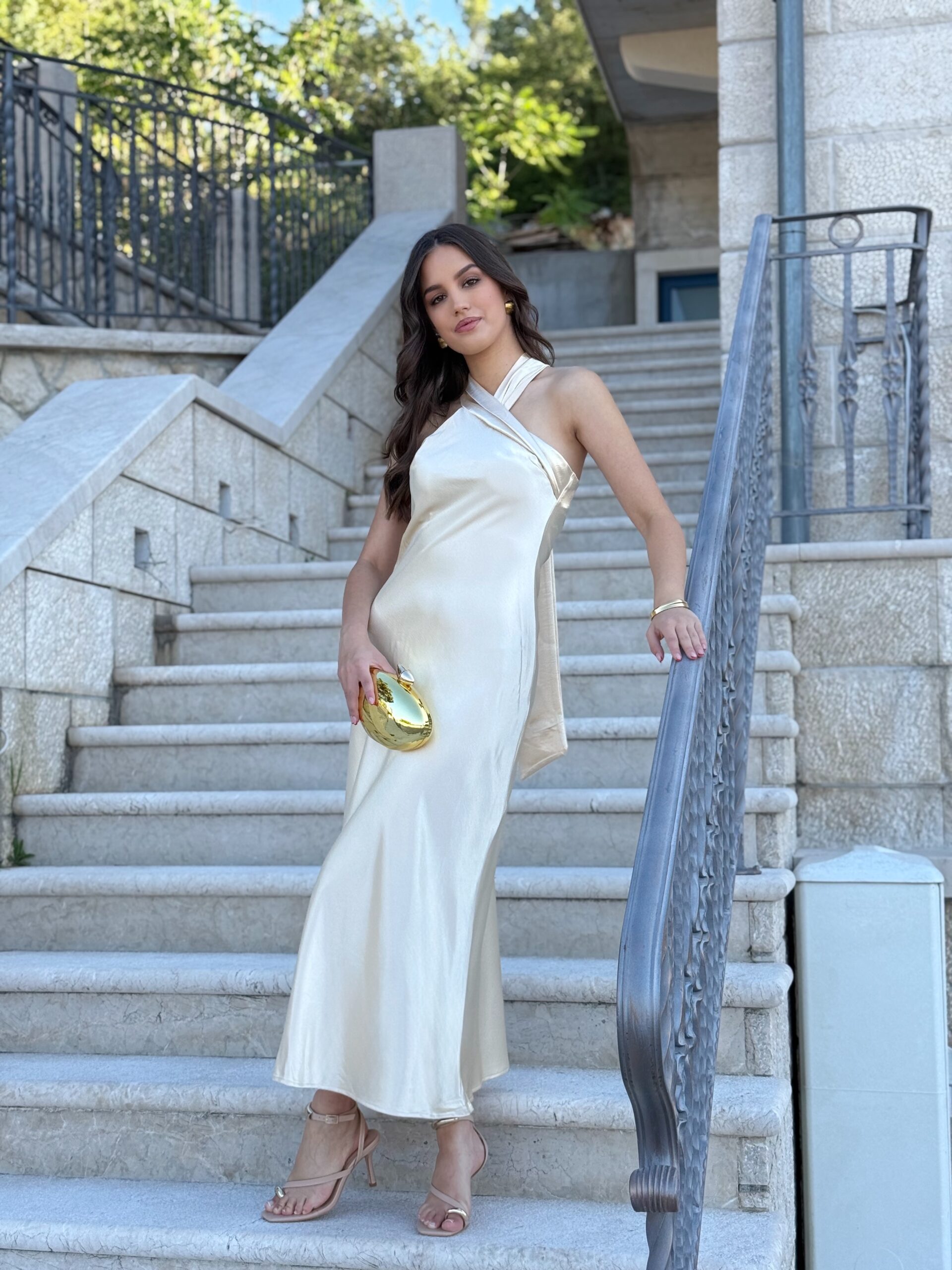 Haljina Pearl Glow elegantna duga satenska haljina u pearl nijansi s halter izrezom.