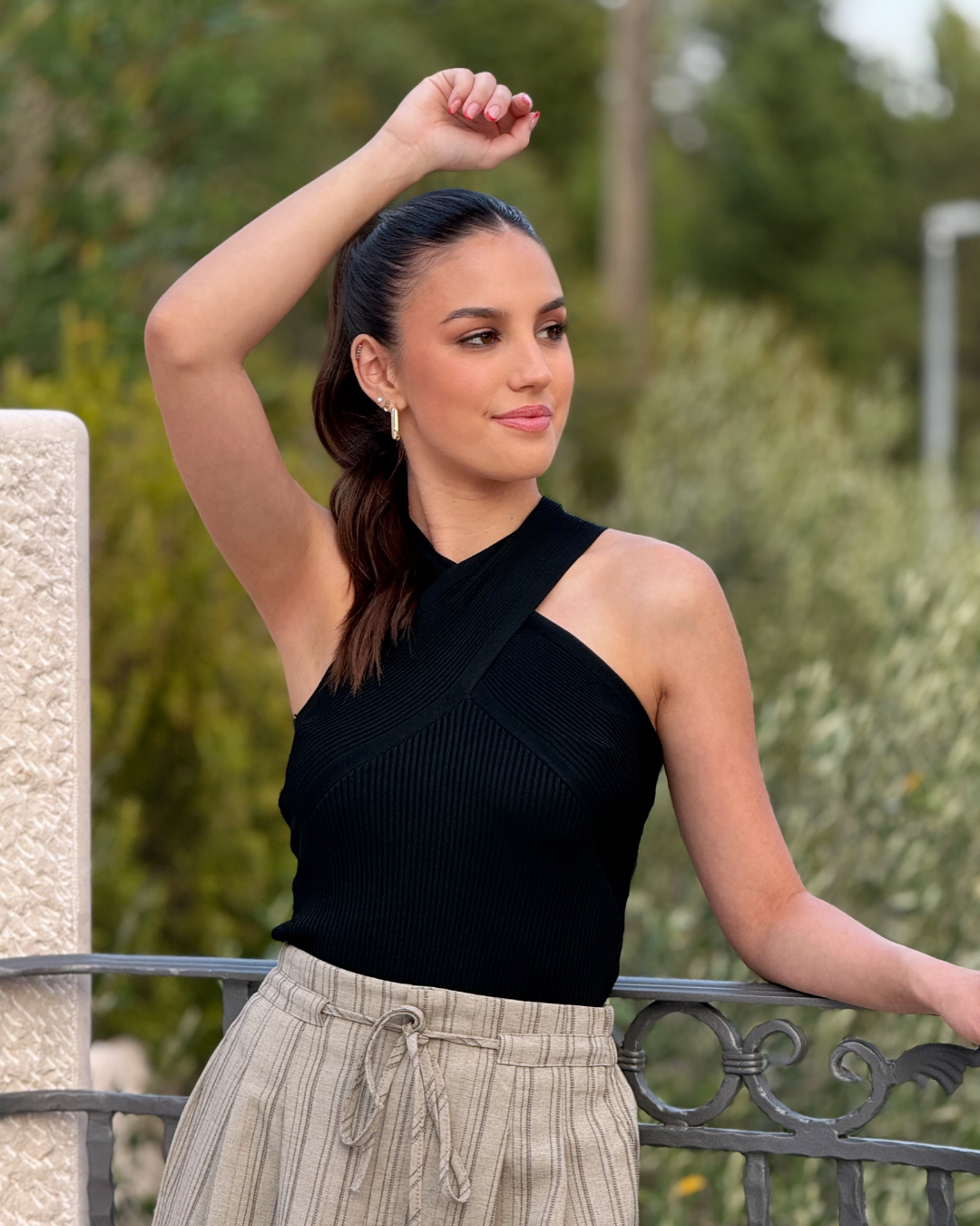 Top Black Twist crni ženski top s prekriženim halter izrezom
