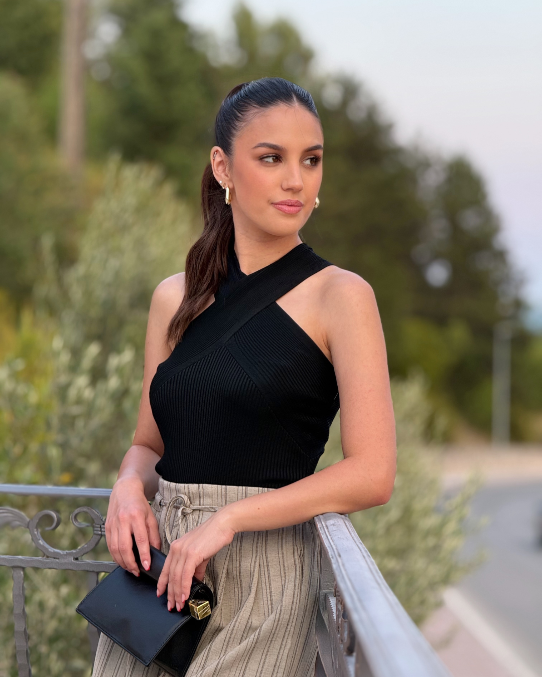 Top Black Twist crni ženski top s prekriženim halter izrezom