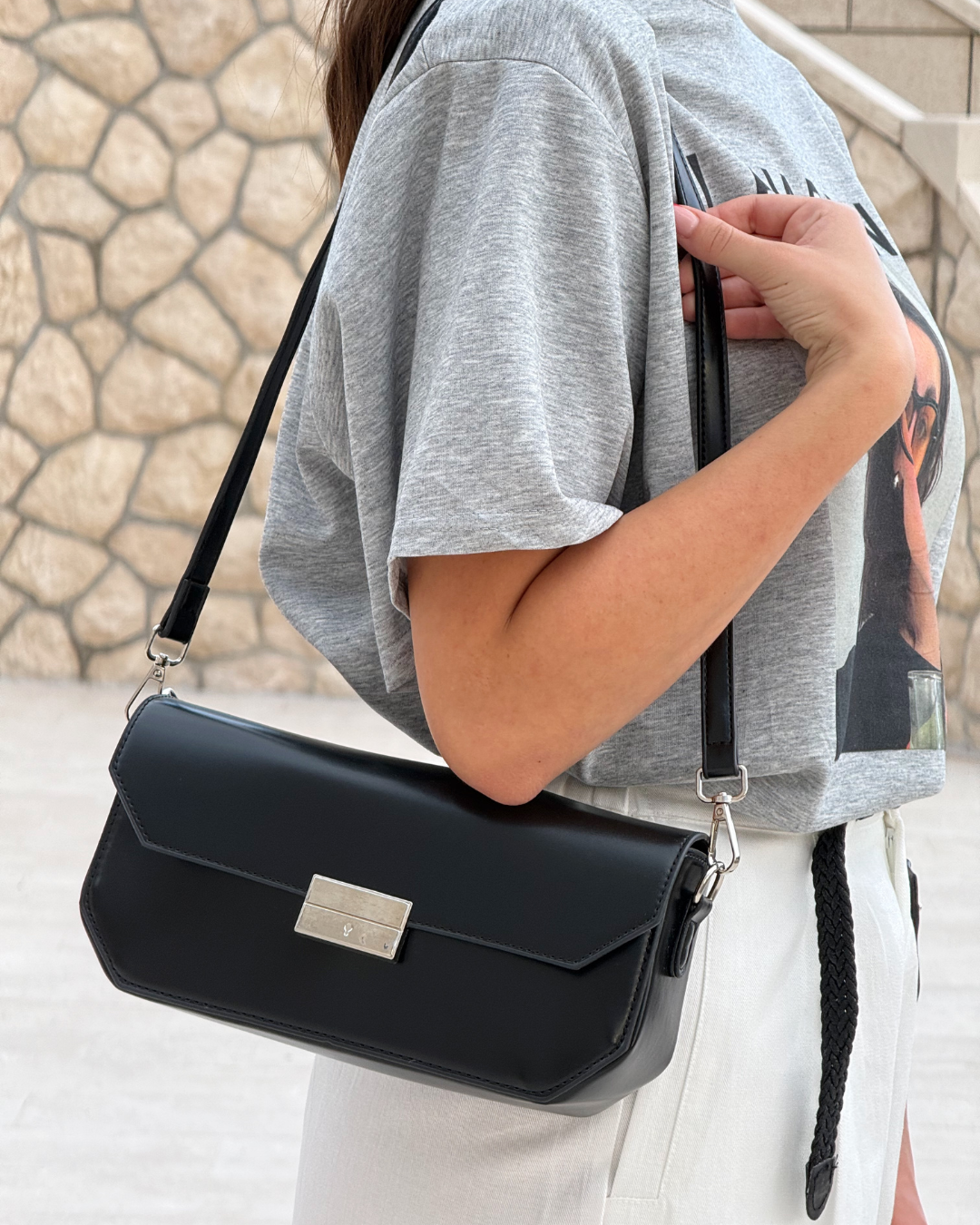 Torba Black Chic crna ženska torba sa srebrnom kopčom i dugim remenom