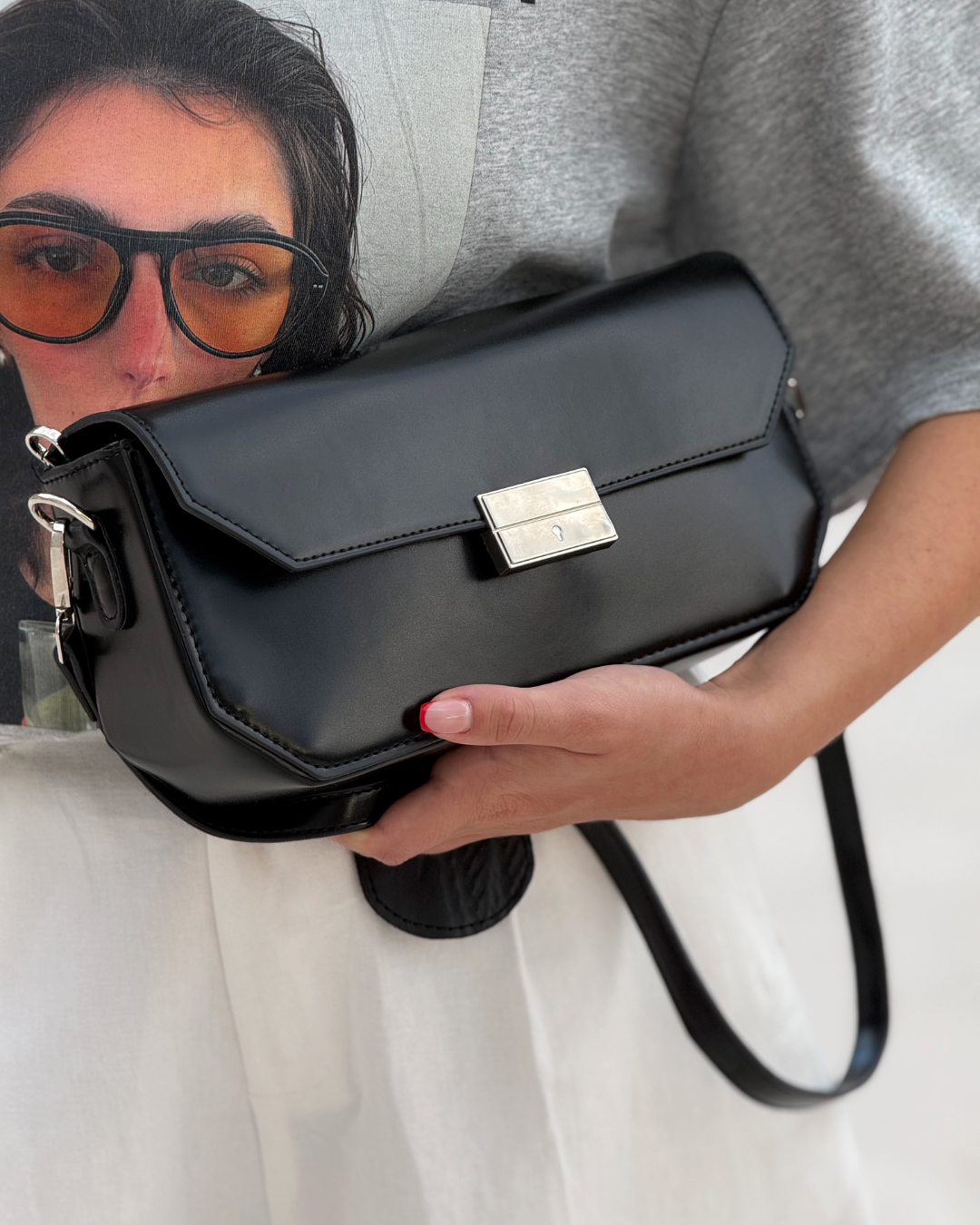 Torba Black Chic crna ženska torba sa srebrnom kopčom i dugim remenom