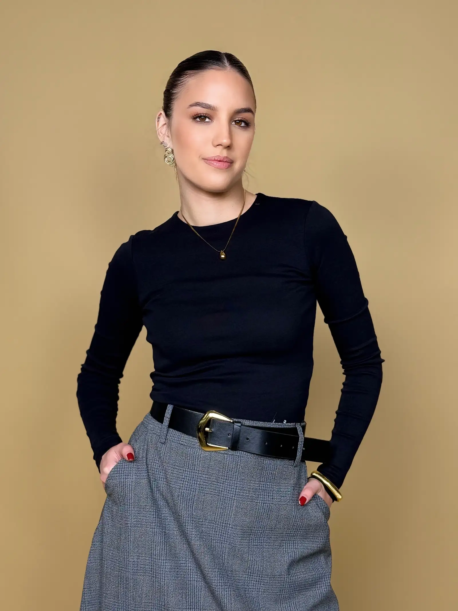 Model nosi žensku crnu majicu Eliza dugih rukava i okruglog izreza.