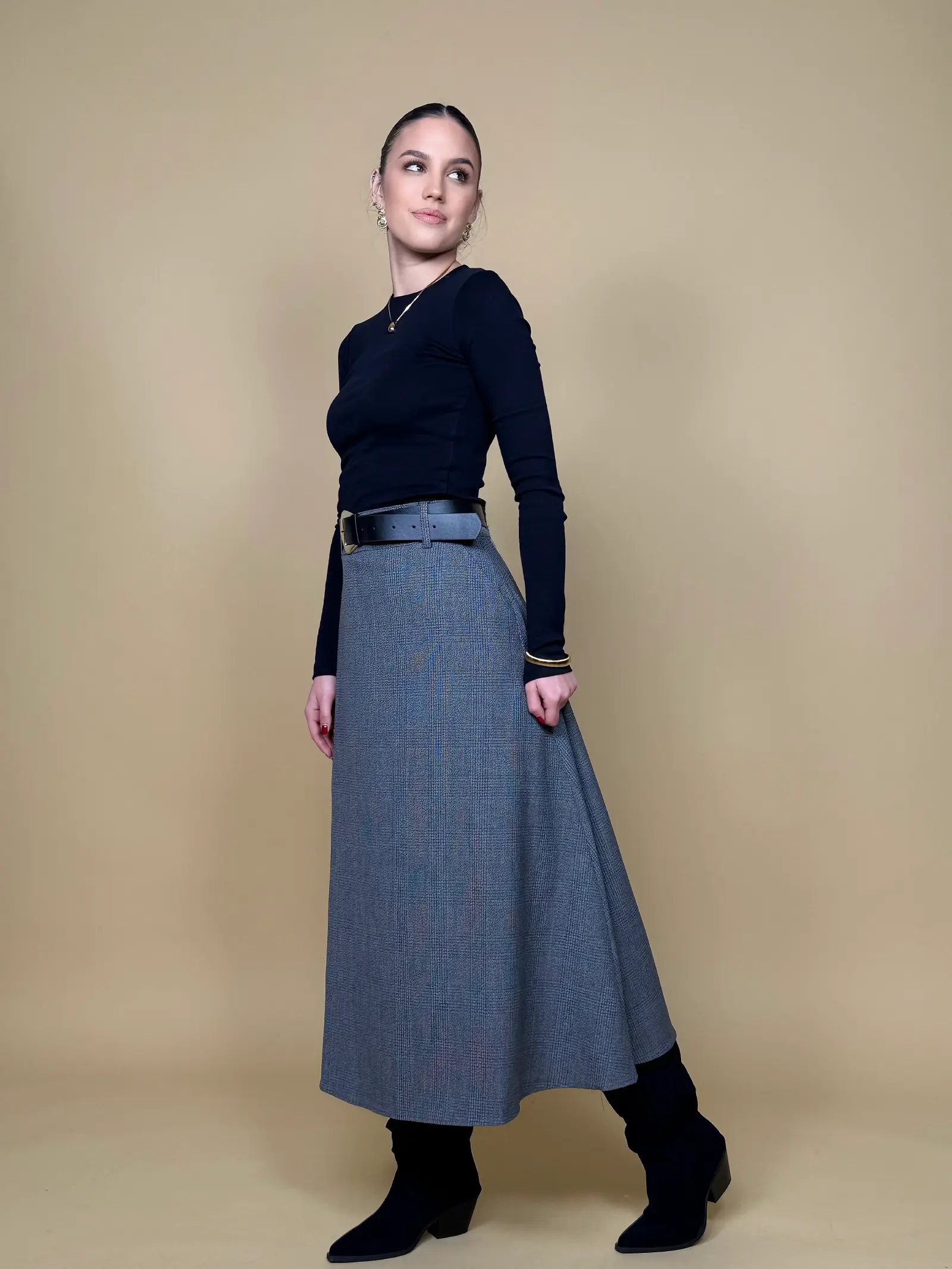 Model nosi žensku sivu suknju Margot dugog kroja s crnim remenom u struku.
