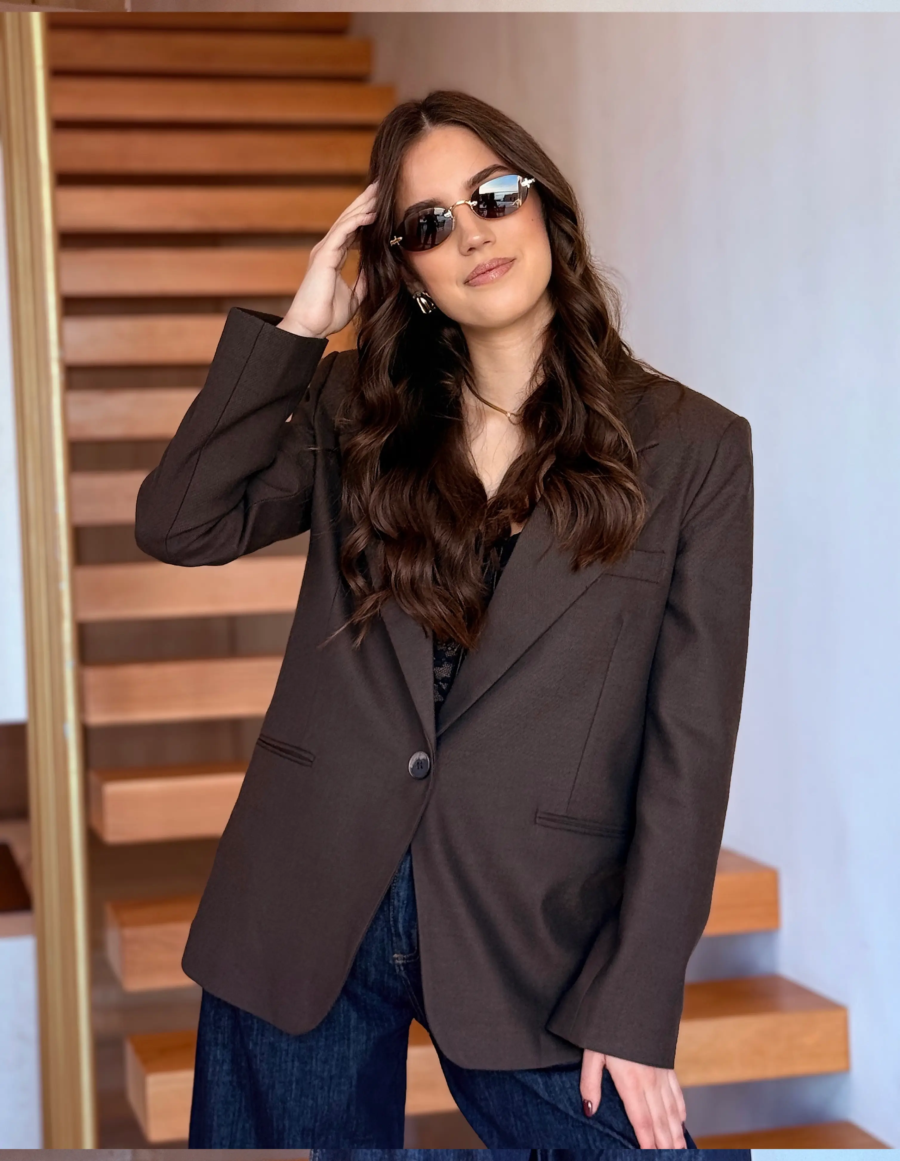 Model nosi ženski smeđi sako Matilda elegantnog i svestranog dizajna.