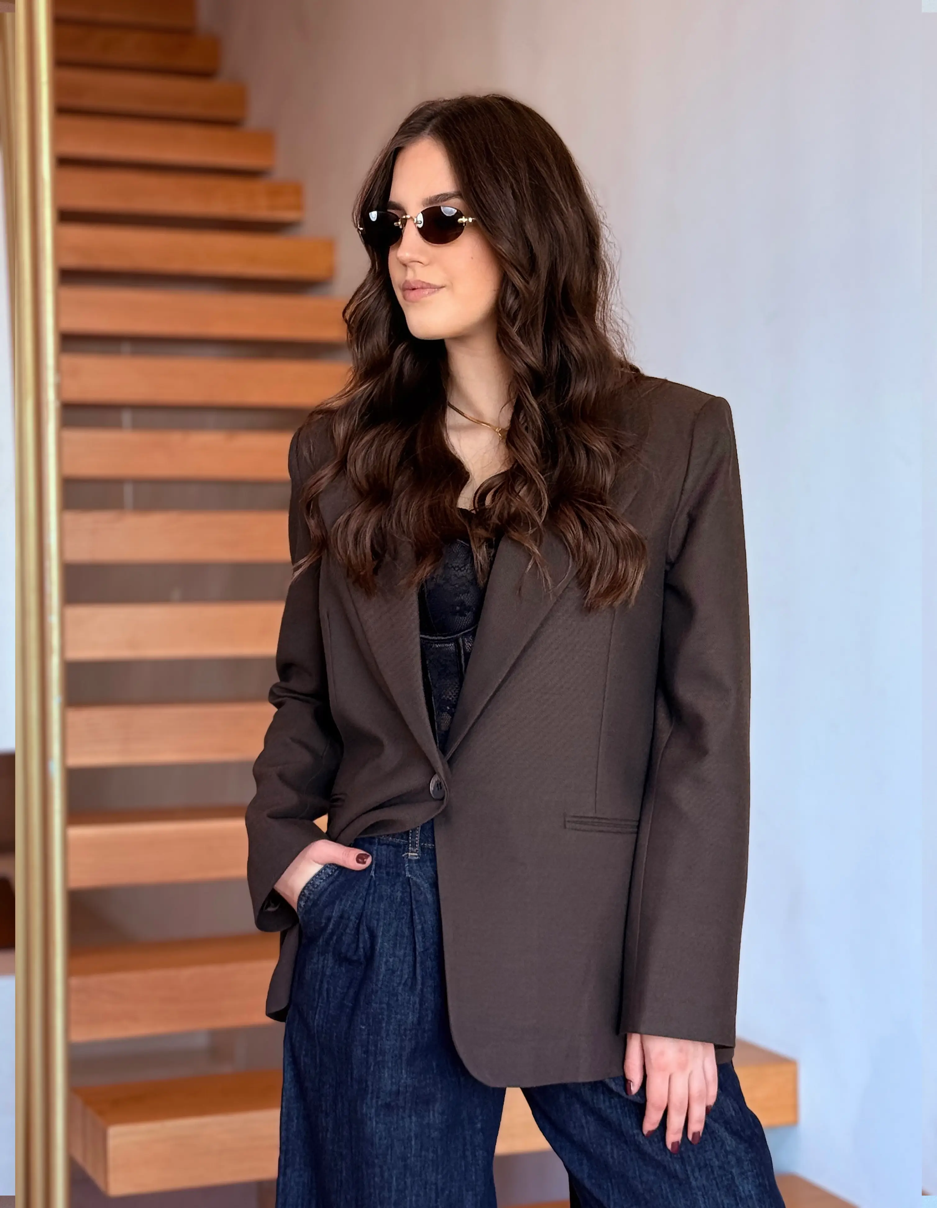 Model nosi ženski smeđi sako Matilda elegantnog i svestranog dizajna.